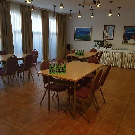 Hotel Lorenzo Краков Экстерьер фото