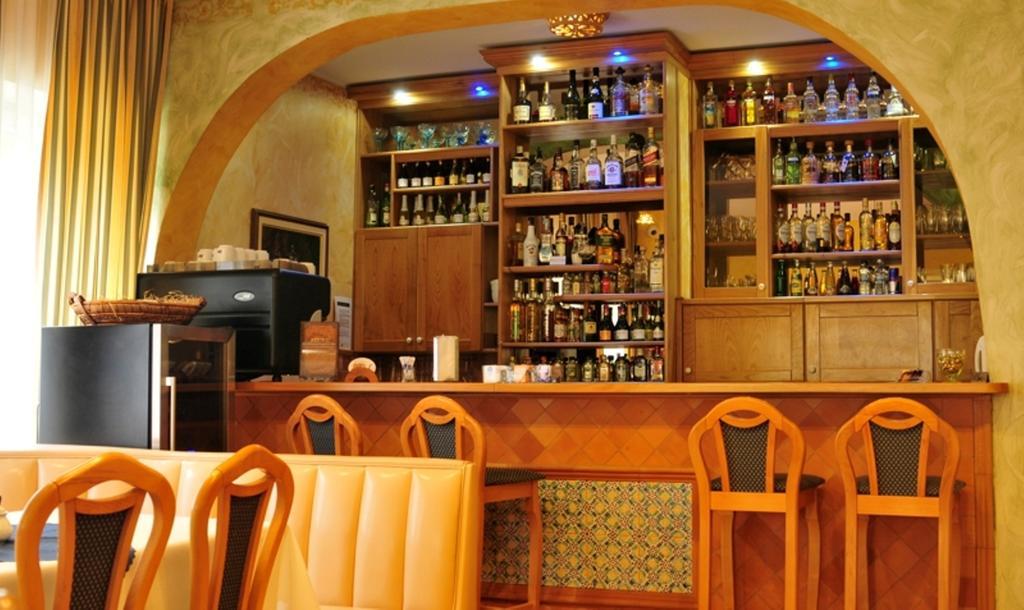Hotel Lorenzo Краков Экстерьер фото