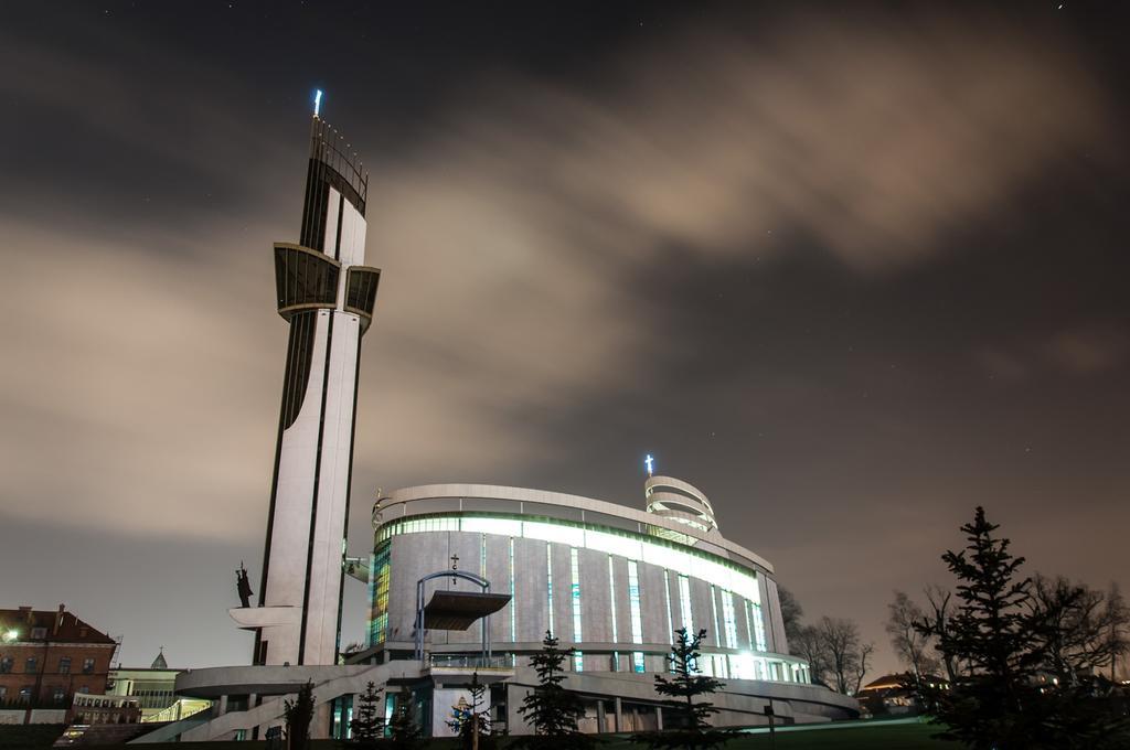 Hotel Lorenzo Краков Экстерьер фото